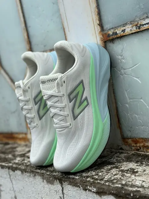 TÊNIS 1316858 NEW BALANCE MORE V6 BEGE CLARO/VERDE