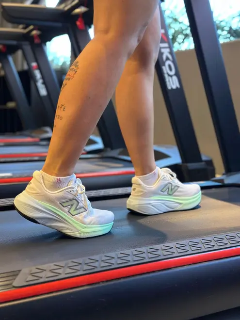 TÊNIS 1316858 NEW BALANCE MORE V6 BEGE CLARO/VERDE