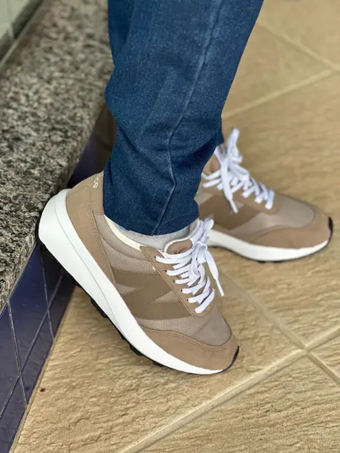 TÊNIS 1323549 NEW BALANCE 370V1 MARROM CLARO